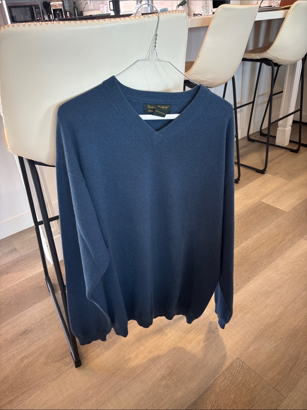 Daniel Bishop 100% 2 ply cashmere Men's V-Neck Sweater in Navy